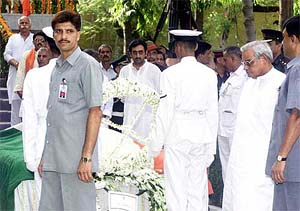 Prime Minister Atal Behari Vajpayee pays his last respect to the mortal remains of Vice-President Krishan Kant