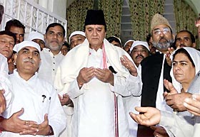 Bollywood actor Sunil Dutt joins other participants of a peace rally in prayer at the main entrance of Hazratbal shrine