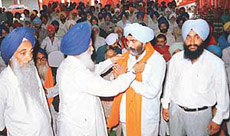 Mr Harbhajan Singh, president, Himachal Pradesh Shiromani Akali Dal, presents a siropa to Mr Hari Narayan Singh, Minister of State for Town Planning