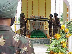 Army jawans pay homage to Abdul Hamid