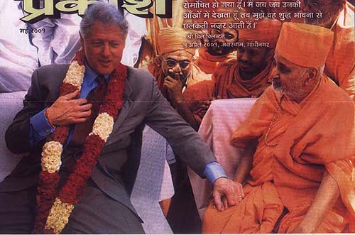 Mr Bill Clinton, the then US President, with the Founder of Akshardham at Gandhinagar, Pramukh Swamiji Maharaj, during his visit to the temple on April 5, 2001