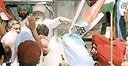 Punjab Chief Minister Amarinder Singh and PPCC President H.S. Hanspal along with other senior party leaders court arrest while demonstrating in front of the Prime Minister’s residence