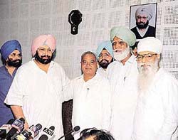 Mr Gurjant Singh and Mr Nathu Ram, CPI MLAs, are welcomed by Chief Minister Amarinder Singh and PPCC President H.S. Hanspal 