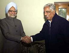 Dr Manmohan Singh shakes hand with Peoples Democratic Party President Mufti Mohammad Sayeed