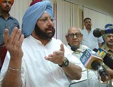 Chief Minister Amarinder Singh addresses a press conference in Amritsar 