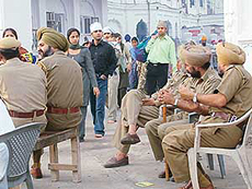 Devotees quit the sarais in the Golden Temple complex after the Deputy Commissioner ordered the police to vacate the sarais, hotels and guest houses 
