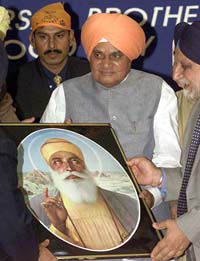Prime Minister Atal Behari Vajpayee wears a turban and is given a painting of Sri Guru Nanak Dev