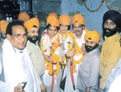 Delhi Mayor Jayshree Panwar in her flowery headgear with National Akali Dal chief
