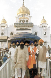 SGPC president Kripal Singh Badungar being honoured at Gurdwara Bangla Sahib