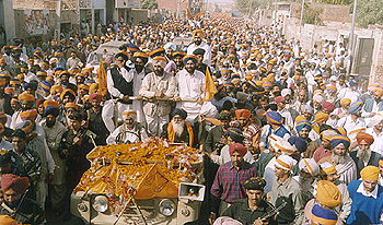 Mr Parkash Singh Badal, Mr Manpreet Singh Badal, MLA and Mr Sukhbir Singh Badal, MP, lead a procession as part of the 'jail bharo andolan'