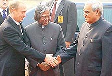 Russian President Vladimir Putin is welcomed by President A.P.J. Abdul Kalam and Prime Minister Atal Behari Vajpayee