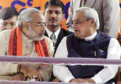 Prime Minister Atal Behari Vajpayee talking to caretaker Chief Minister of Gujarat Narendra Modi 