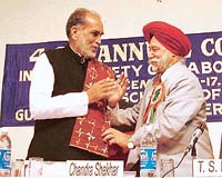 Dr S. P. Singh, Vice-Chancellor, Guru Nanak Dev University, presents a 'phulkari' to Mr Chandra Shekhar