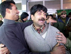 Wailing relatives of the assassinated PDP MLA, Abdul Aziz Mir, at the police control room after his body was shifted from SMHS Hospital 