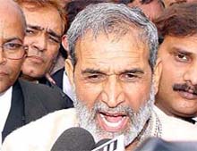 Veteran Congress leader of Delhi Sajjan Kumar talks to reporters at Patiala House after he was acquitted in the 1984 anti-Sikh riots case on Monday