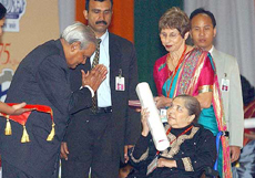 Prime Minister Atal Behari Vajpayee greets Fatima Mir 