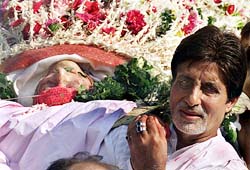 Bollywood star Amitabh Bachchan carries the body of his father, renowned Hindi poet Harivansh Rai Bachchan, for cremation 