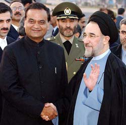Iranian President Seyed Mohammad Khatami being received by the Minister of State for External Affairs Digvijay Singh