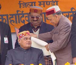 Chief Minister Prem Kumar Dhumal presents a shawl to Prime Minister Atal Behari Vajpayee at an election rally 