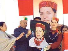 Former Chief Minister Virbhadra Singh presents a photograph to Mrs Sonia Gandhi