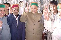 Mr Virbhadra Singh and Congress leaders show the victory sign 