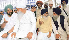 Chief Minister Amarinder Singh discusses a point with PCC President H.S. Hanspal and Mr Parkash Singh Badal, President, SAD, has a word with Capt Kanwaljit Singh at the Hola Mohalla political conferences at Anandpur Sahib