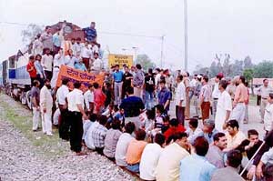 Shiv Sena activists stop the Ahmedabad-Jammu Tawi Express at Kapurthala