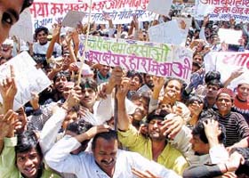 Activists of the All India Muslim Majlis-e-Mushawarat demonstrate against the war