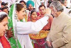 Young girls give a traditional welcome to the President, Dr APJ Abdul Kalam, at a function at Bhudak Kalan in Yamunanagar