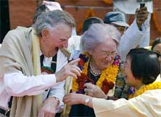 New Zealander Sir Edmund Hillary and his wife, June, share a light moment with Junko Tabei