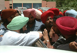 Congress workers of Bathinda and Muktsar districts gherao the Punjab Chief Minister, Capt. Amarinder Singh, in Bathinda on Thursday.