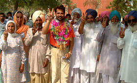 Mr Sukhwinder Singh along with others who have been unanimously elected the Sarpanch and Panches of Killi Nihanlsinghwalaiat village, flash victory sings