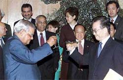 Prime Minister A.B. Vajpayee toasts with his Chinese counterpart Wen Jiabao