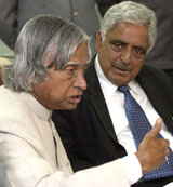 The President, Dr A.P.J. Abdul Kalam, makes a point with Chief Minister Mufti Mohammed Sayeed