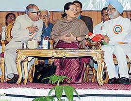 Mr Pranab Mukherjee and Dr Manmohan Singh discuss a point with Mrs Sonia Gandhi at the Vichar Manthan Convention in Shimla