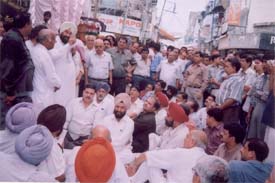 The city Mayor, Mr Nahar Singh Gill, makes a point during interaction with traders at a ‘khula darbar’