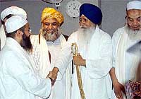 Maulana Fazlur Rehman, leader of the four-member Pakistani Parliamentarian delegation of Jamiat Ulema-e-Islam, introduces his delegation members to the Akal Takht chief, Jathedar Joginder Singh Vedanti