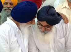 Mr Gurcharan Singh Tohra shares a point with Mr Parkash Singh Badal 