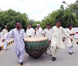 Farmers come out of Prime Minister Atal Bihari Vajpayees residence