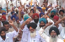 Farmers protest in front of the Deputy Commissioner’s office