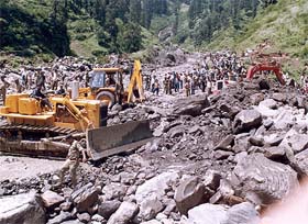Personnel of the Border Roads Organisation and other agencies carry out rescue operations at Kangni Nullah