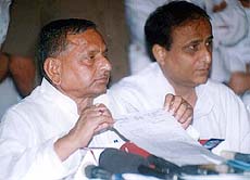 Samajwadi Party President Mulayam Singh Yadav shows the letter he had given to Governor Vishnu Kant Shastri after staking claim to form government 