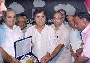 Ghazal singer Jagjit Singh being honoured by Mr Subash Kumar, Principal of DAV College