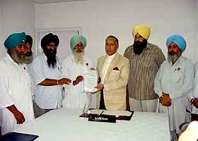 A delegation of the Shiromani Akali Dal Kisan wing presents a memorandum to Punjab Governor O.P. Verma