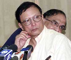 Chief Election Commissioner J. M. Lyngdoh addresses a Press conference