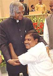 Mr K.S. Rajanna from Karnataka hugs the President, Dr A.P.J. Abdul Kalam
