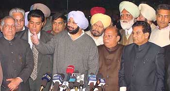 Punjab Chief Minister Amarinder Singh with his loyalist MLAs and ministers at a press conference 