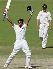 Rahul Dravid celebrates after hitting the winning runs