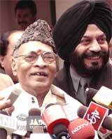 Former Prime Minister P.V. Narasimha Rao talks to mediapersons after his acquittal in the cheating case 