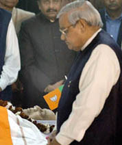 Prime Minister Atal Bihari Vajpayee pays his last respects to Kushabhau Thakre as he lies at the BJP headquarters in New Delhi on Sunday. 